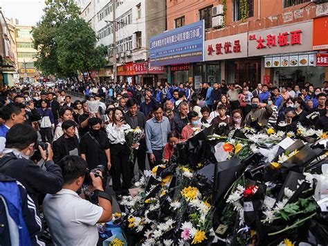 李克強逝世｜「悼念好總理」 獻花民眾絡繹不絕（組圖）