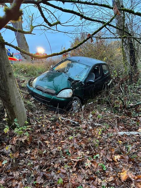 Landkreis Hildburghausen Auto Kracht Gegen Baum Fahrer Schwer