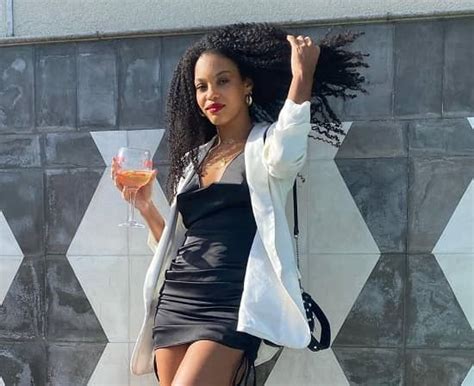 8 Hot Sexy Gabriela Martins Bikini Pics