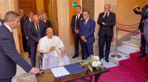 Papa Francesco A Sorpresa Alla Camera Ardente Dell Ateo Napolitano