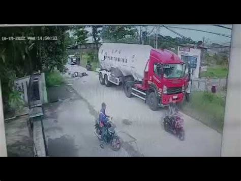 Rec Cctv Motor Jatuh Saat Salip Truk Tangki Lpg Pertamina Penumpang