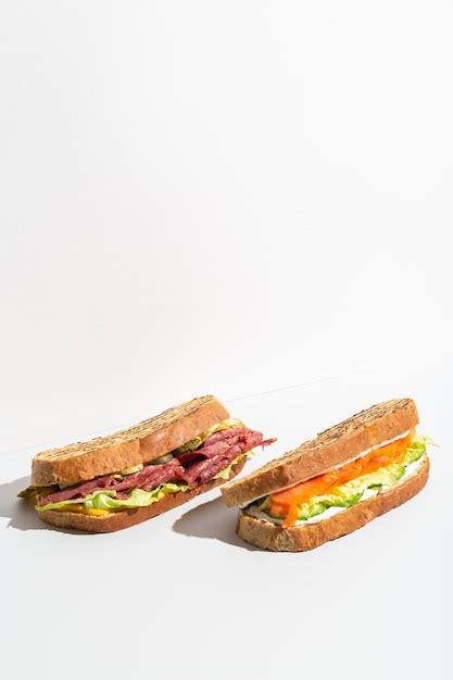 Dois sanduíches salmão presunto e queijo e salada na sombra cinza