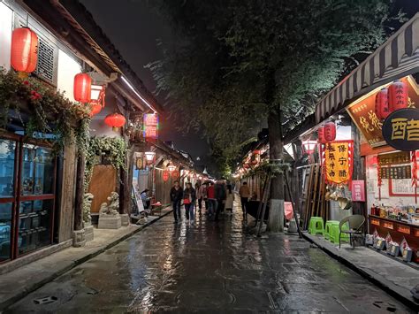 四川阆中古城夜景雨中古城街道新浪新闻