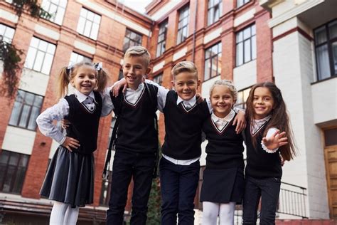 Divertirse Y Abrazarse Grupo De Ni Os En Uniforme Escolar Que Est Al