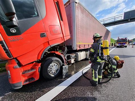 Lkw Brand Auf Der A Feuerwehrleute Im Einsatz