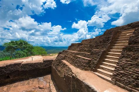 Fortaleza de la roca del león de sigiriya en sri lanka Foto Premium