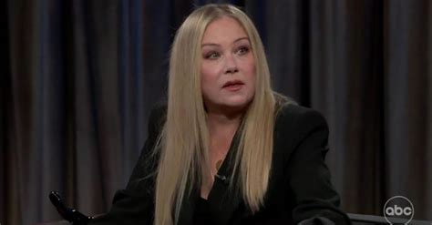 Christina Applegate despre ce o ține pe linia de plutire de când luptă