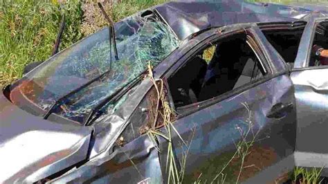 Motorista capota carro ao desviar de anta e passageiro fica preso às