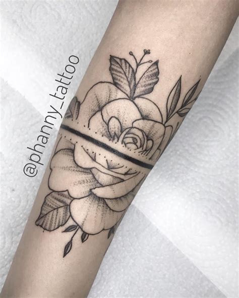 Tattoo No Bra O De Flor Cortada Por Uma Linha Sombra Rastelada E