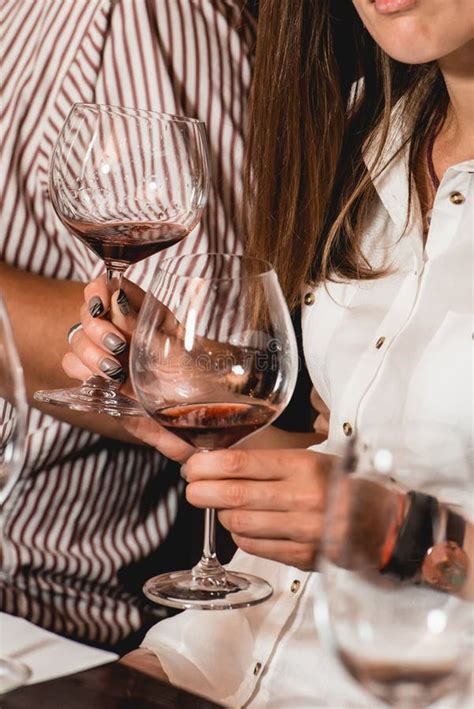 A Mulher Guarda O Vidro Do Vinho Os Povos Consideram A Cor Do Vinho E