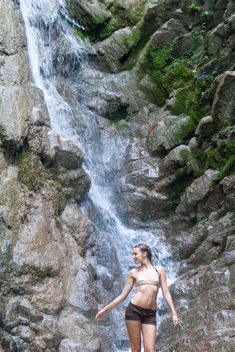 Wasserfall Mit Frau Im Bikini Stockfoto Bild von rücksortierung