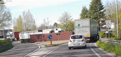 Mezzo pesante si ribalta sul rondò all incrocio con la strada per