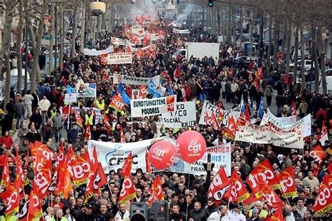 Во Франции 10 тыс протестующих ввязались в драку с полицией Пикабу