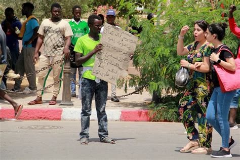 Tunisie Des Centaines De Manifestants R Clament Le D Part Des