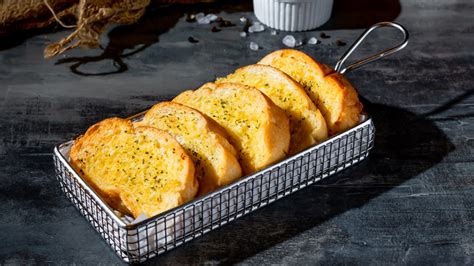 14 Tips You Need When Making Homemade Garlic Bread