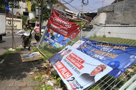 Penertiban Alat Peraga Kampanye Di Yogyakarta Antara Foto