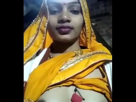 Mi sirvienta caliente apretando las tetas frente a mí XVIDEOS