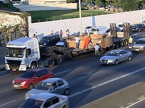 Queda da carga de uma carreta na Avenida Brasil deixa trânsito lento na