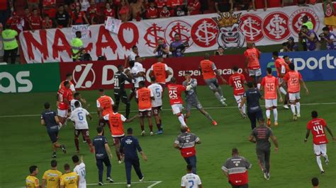 Inter protagoniza cenas lamentáveis no Beira Rio e o Grêmio pode ser punido