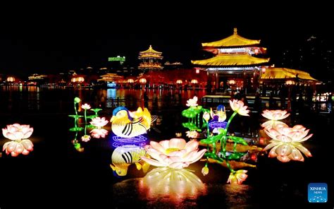 Scenic Spots In Xi An Welcome Legions Of Tourists With Colorful Lights