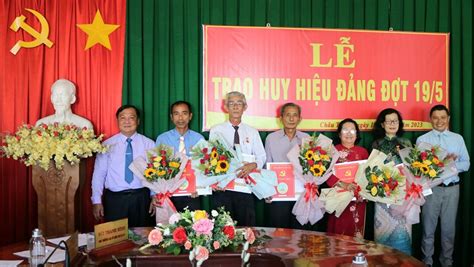 Ban Thường vụ Huyện ủy Châu Thành trao Huy hiệu Đảng đợt 19 5 Vietnam vn