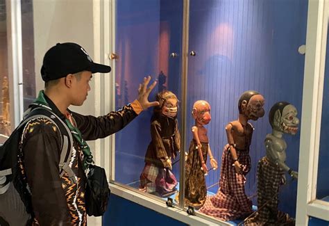 Tanamkan Cinta Akan Budaya Peserta Kunjungi Museum Wayang Raimuna