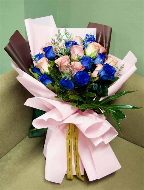 24 Ecuadorian Roses Bouquet (Royal Blue & Pink) - The Flower Estate