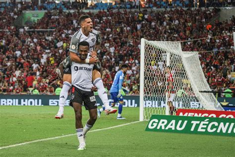 Flamengo leva passeio do Atlético MG no Maracanã e vê título brasileiro