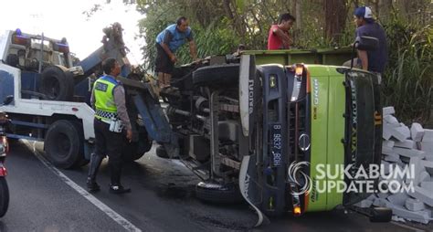 Dua Kali Terjadi Truk Bermuatan Hebel Terguling Di Parungkuda Sukabumi