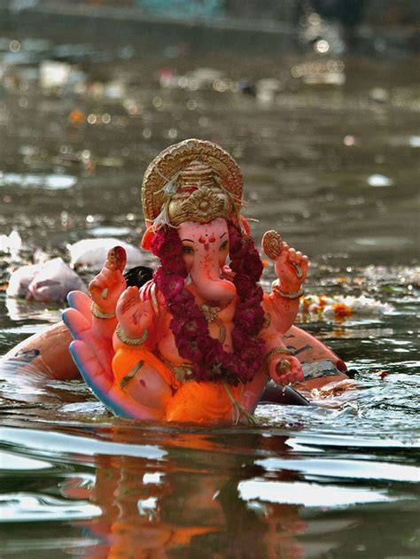 Pin by S.R. Mehta on !! GaNpATi ViSaRjAn !! | Ganpati bappa, Happy ganesh chaturthi images ...