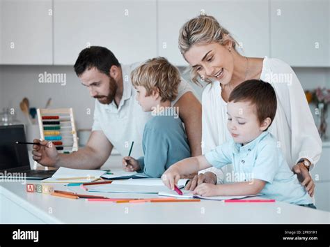 Les Jeunes De La Famille Caucasienne Homeschooling Leurs Deux Enfants