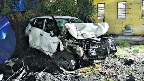 Two Killed After Car Crashes Into Tree In Dadar Driver Booked Mumbai