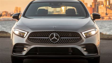 Mercedes Benz Canada Launches A Class Hatch With 35990 Msrp Autotraderca