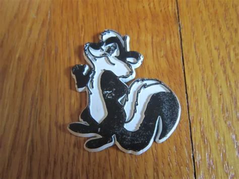 VINTAGE LOONEY TUNES Rubber Magnet Pepe Le Pew Skunk 2 Collectible