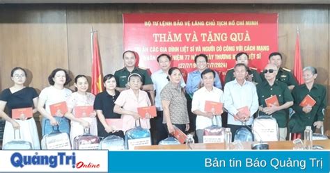 Bộ Tư lệnh Bảo vệ Lăng Chủ tịch Hồ Chí Minh tặng quà cho gia đình chính