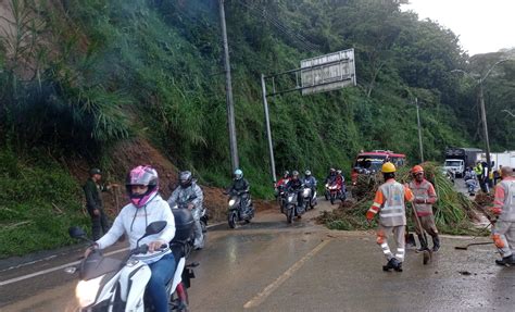 Paso Restringuido En La Vía Bogotá Medellín Por Deslizamiento De Tierra