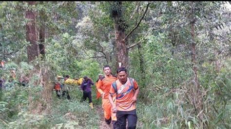 Dibayangi Cuaca Buruk Tim SAR Berhasil Evakuasi Pendaki Yang Meninggal