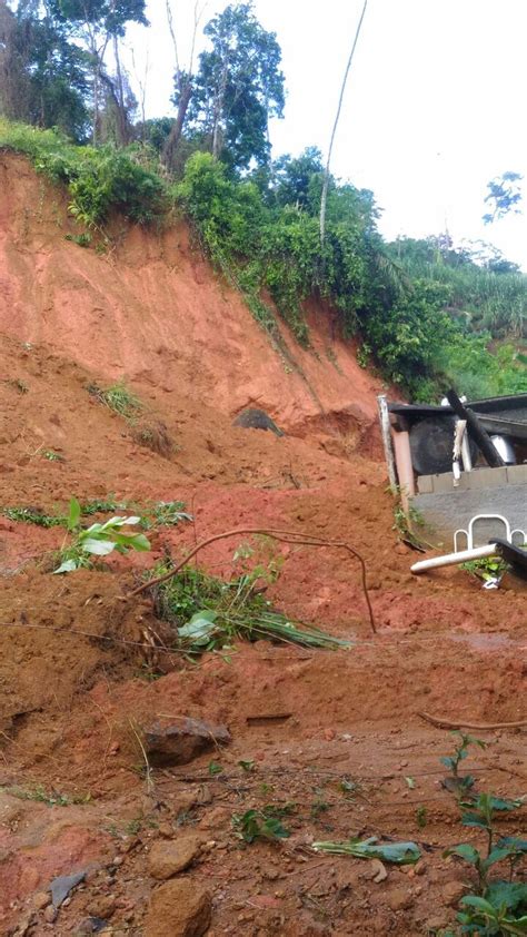 Mulher de 53 anos morre soterrada após ter casa atingida por