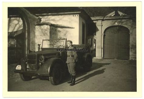 ORIG FOTO SOLDAT Mechaniker mit Einheits Pkw Kübelwagen Kaserne ULM