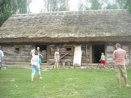 Skansen w Kłóbce folklor magia i sentymentalna podróż w przeszłość