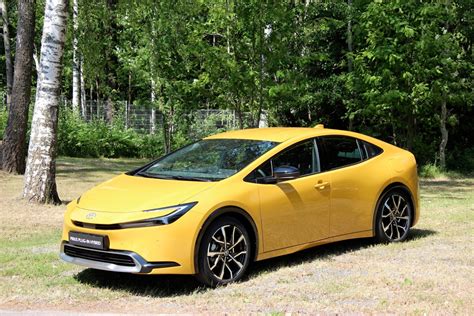 Toyota ladattava hybridi | Sähköistetyt voimalinjat