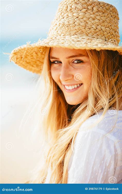 Portrait De Belle Fille Blonde Sur La Plage Image Stock Image Du Couleur Heureux
