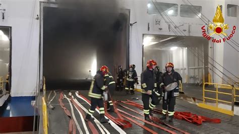 Palermo Incendio Su Traghetto Ormeggiato Al Porto Tragedia Evitata