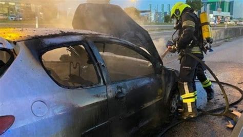 Lenker In Sicherheit Auto Ging In Flammen Auf Sto D Mpfer