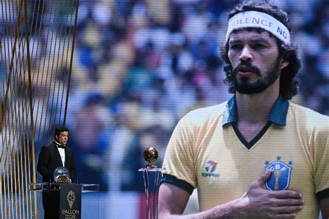 Atacante do Bayern recebe primeiro Prêmio Sócrates troféu da Bola de