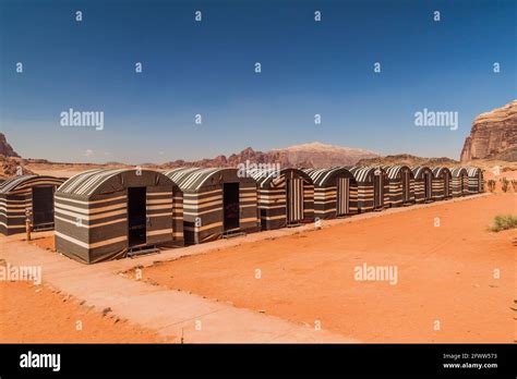 Campamento beduino en el desierto fotografías e imágenes de alta