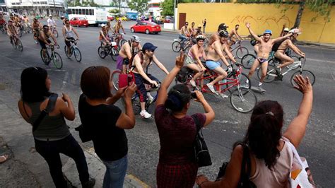 Hunderte Nackt Radler Protestieren In Mexiko Stadt