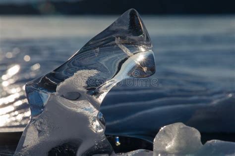 Pedazo Transparente De Hielo En El Lago Baikal Foto De Archivo Imagen