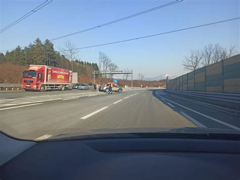 Oslobođenje FOTO Saobraćajna nesreća na autoputu u blizini Sarajeva