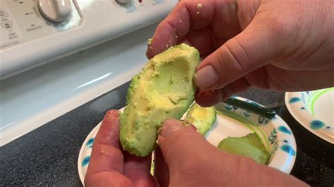 How To Eat An Avocado Even If You Don T Like The Taste Youtube